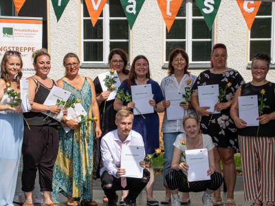 Glücklich mit den Zeugnissen in den Händen