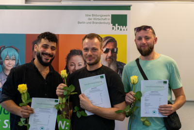 Jetzt sind sie frisch qualifizierte Fachkräfte für Elektronikfertigung.