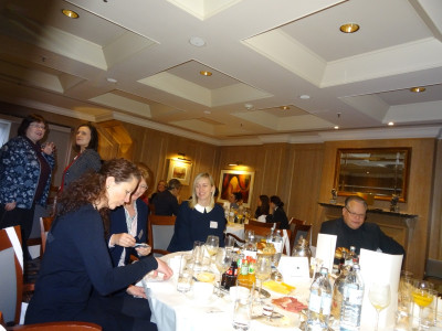 Seminar- und Lehrgangsteam mit Personalern beim bbw Personalerfrühstück